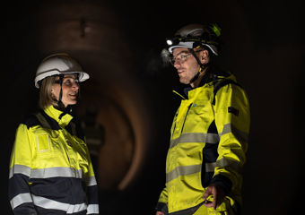 Ansatte i verneutstyr i en tunnel