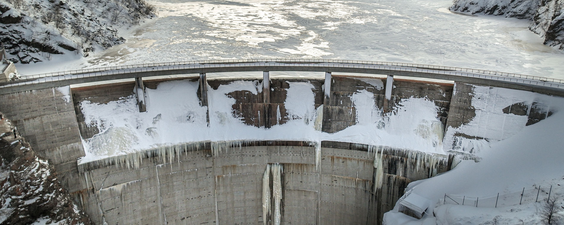 Dam i vingterlandskap