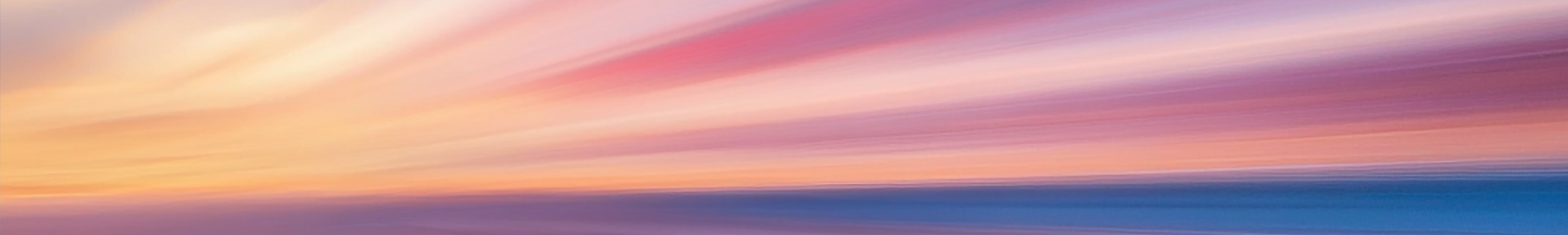 Et utydelig bilde av solnedgang over havet