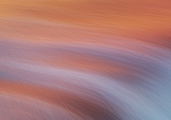 Et utydelig bilde av gule, blå og røde farger