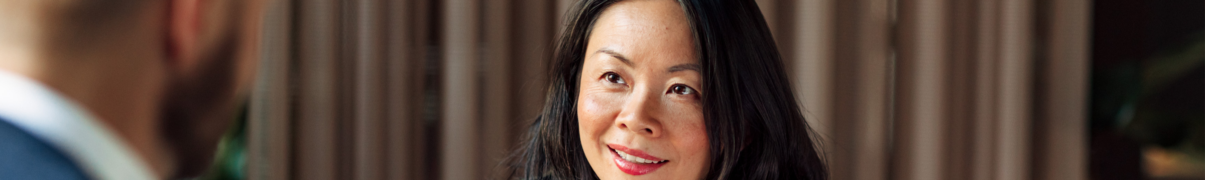 Dame smiler til en kollega