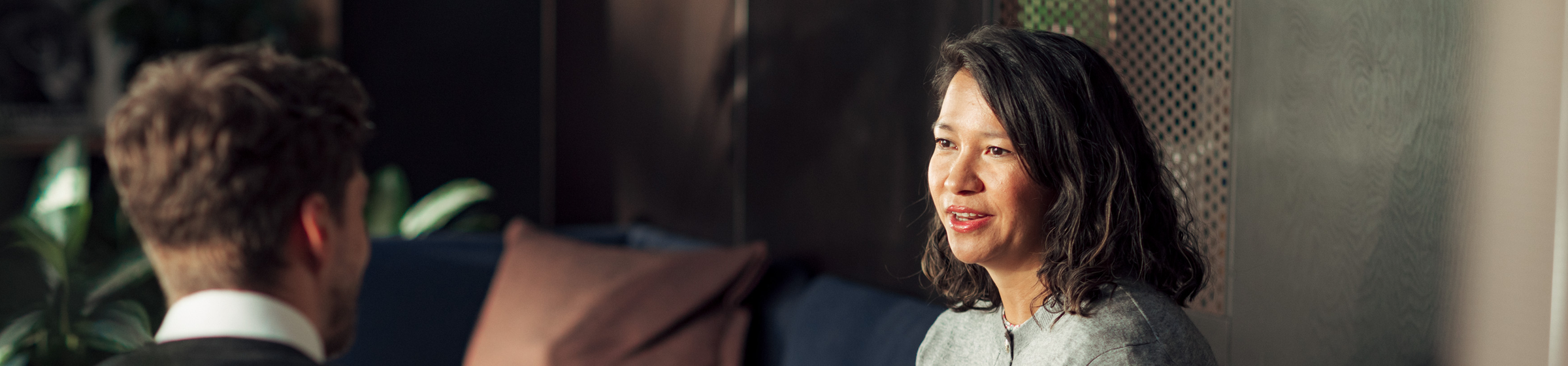 To ansatte snakker sammen