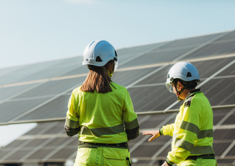 Two Statkraft workers walking 