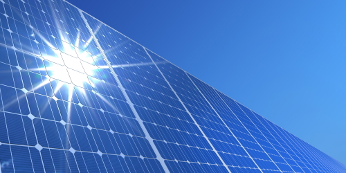 Solskinn på solcellepaneler. (Foto: NTB scanpix)