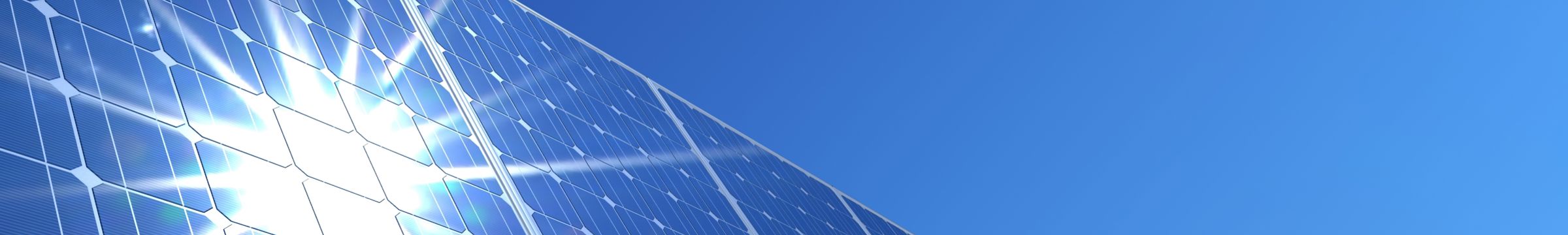 Solcellepaneler som gjenspeiler solstråler