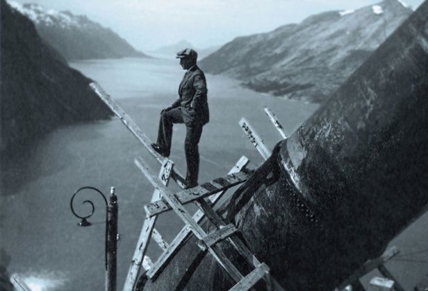 En arbeider utf&oslash;rer arbeid p&aring; en r&oslash;rgate.