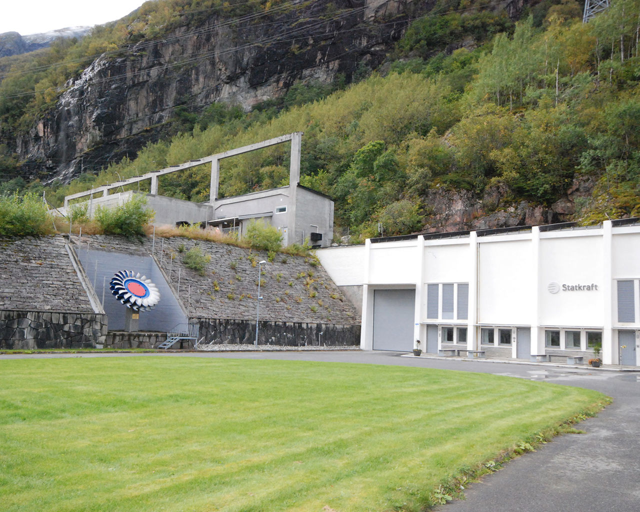Kraftstasjon med fjell i bakgrunnen