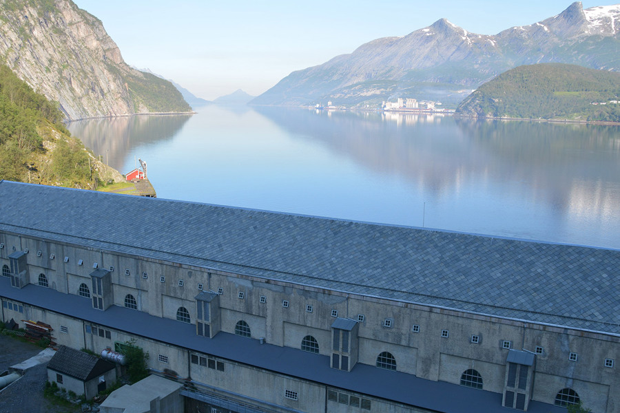 Glomfjord kraftverk med utsikt ut Glomfjorden.