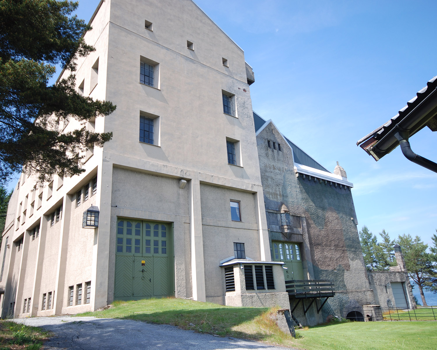 Østveggen har rester av tysk kamuflasjemaling fra andre verdenskrig. 