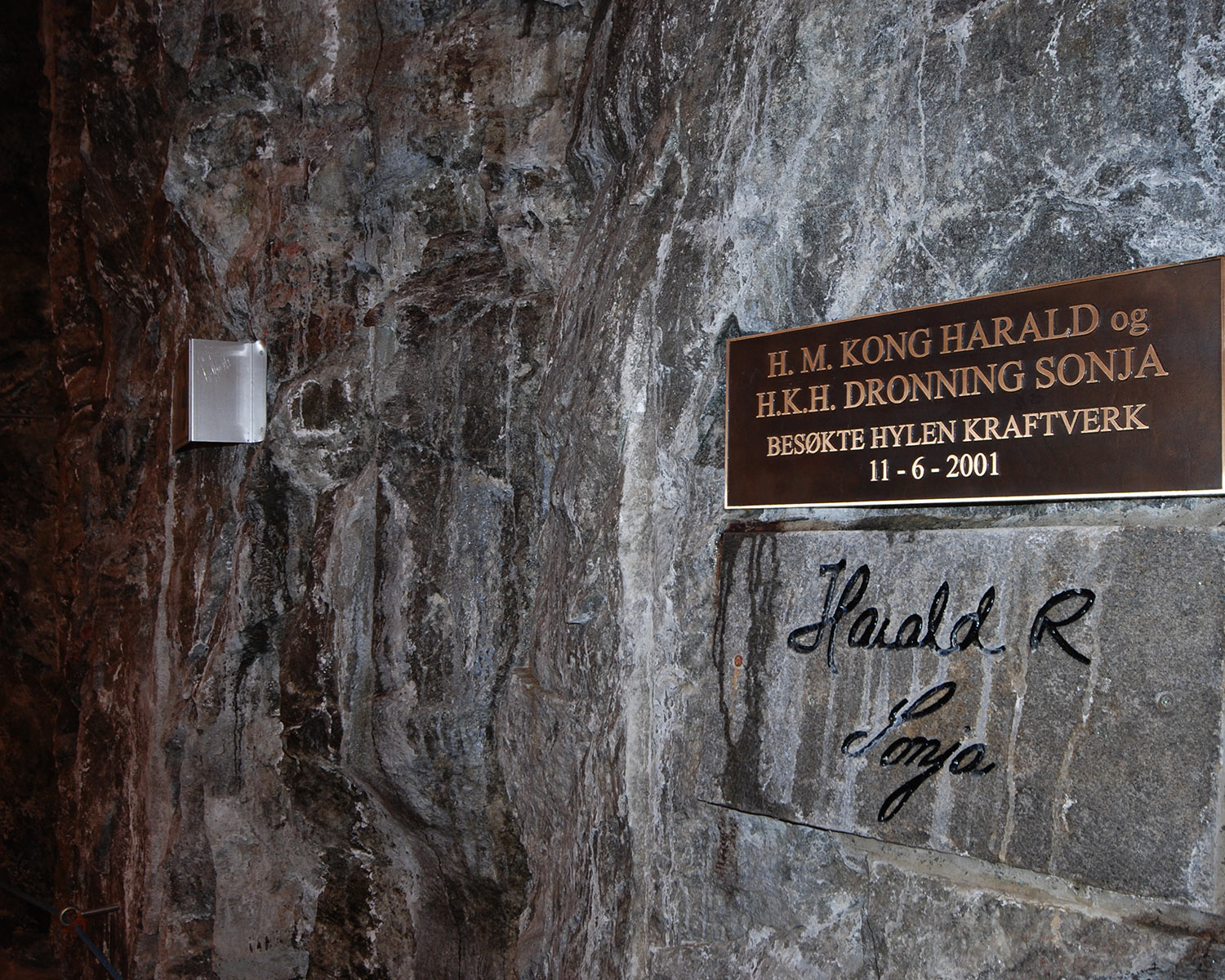 Skilt hvor det står «H.M. Kong Harald og H.K.H Dronning Sonja besøkte Hylen kraftverk 11-6-2001»