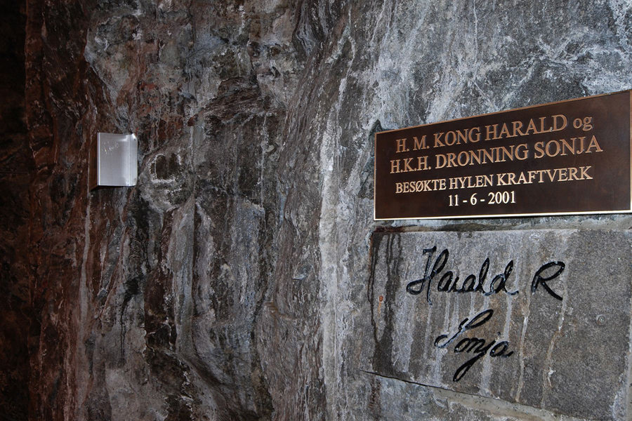 Skilt hvor det står «H.M. Kong Harald og H.K.H Dronning Sonja besøkte Hylen kraftverk 11-6-2001»