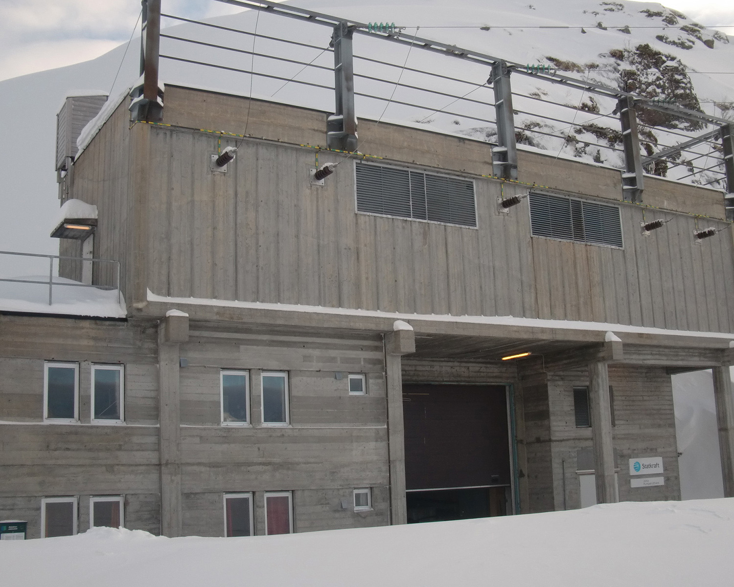 Portalbygget for Jukla kraftverk i vinterdrakt.