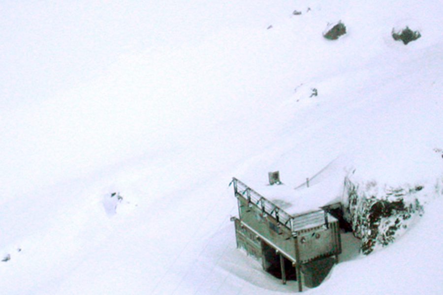 Portalbygget for Jukla kraftverk omringet av snø.