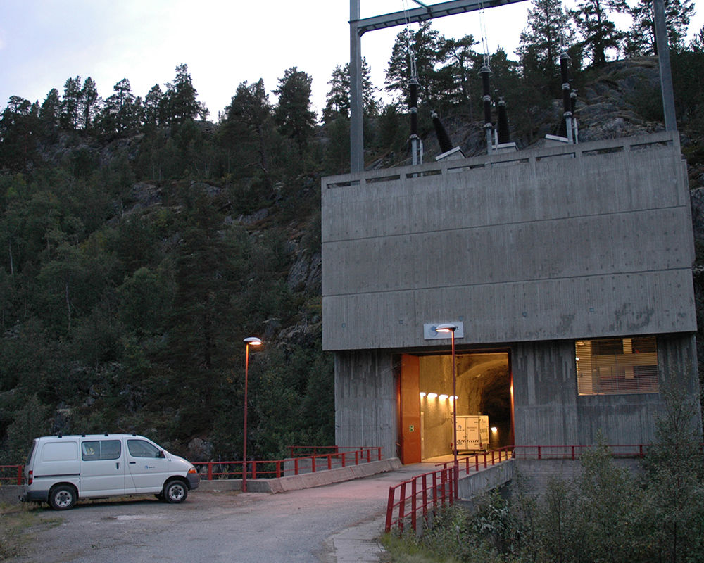 Portalbygg og adkomst til Kjela kraftverk i fjell.