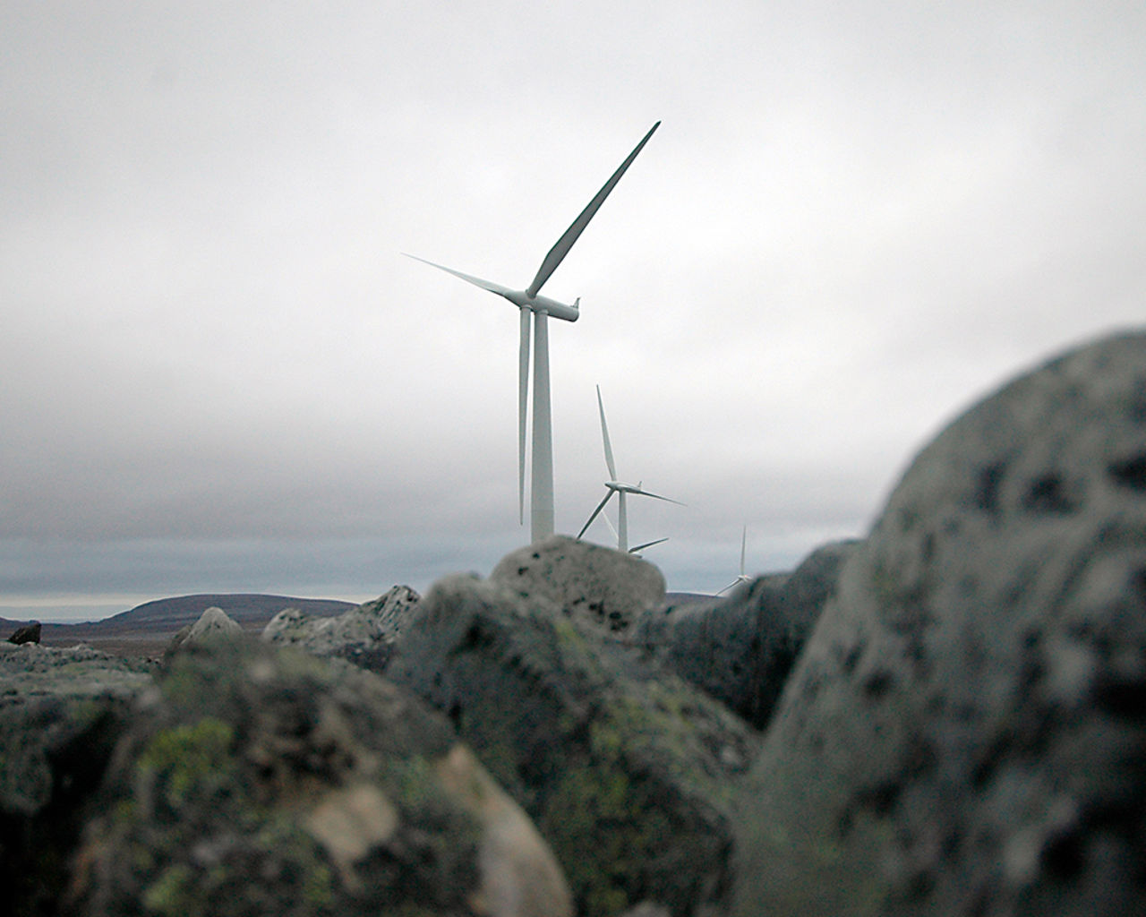 En vindmølle på toppen av et fjell