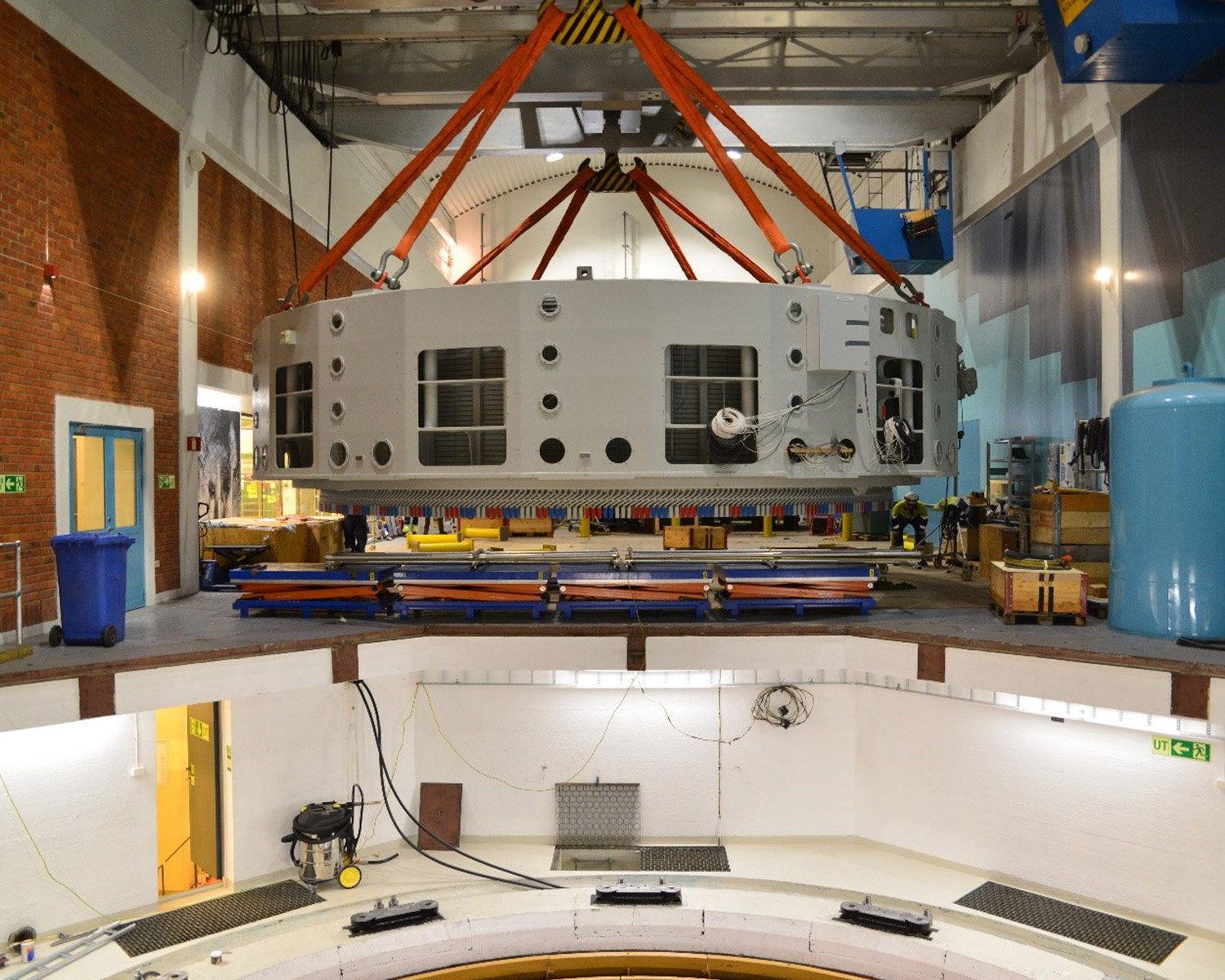 Ny stator til aggregat 2 løftes på plass