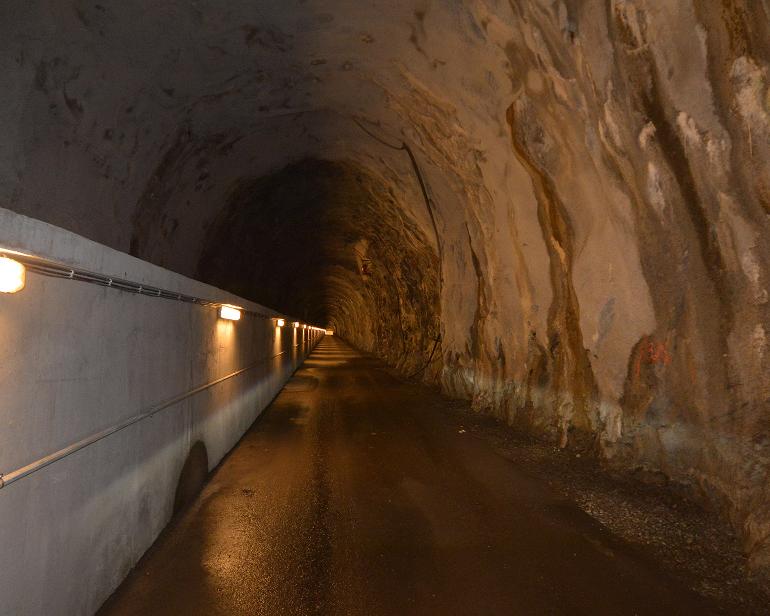 Adkomsttunnel til kraftverket inne i fjellet. 