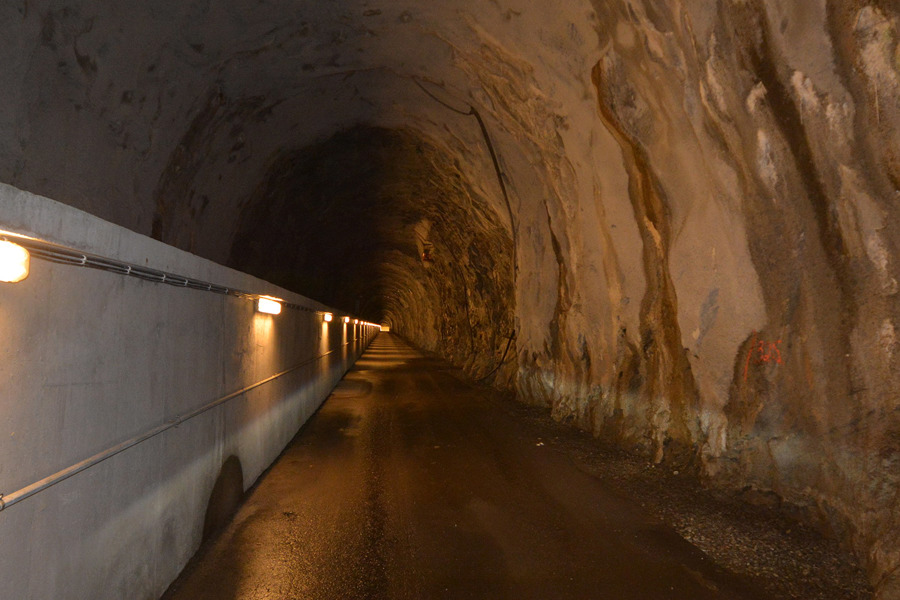 Adkomsttunnel til kraftverket inne i fjellet.
