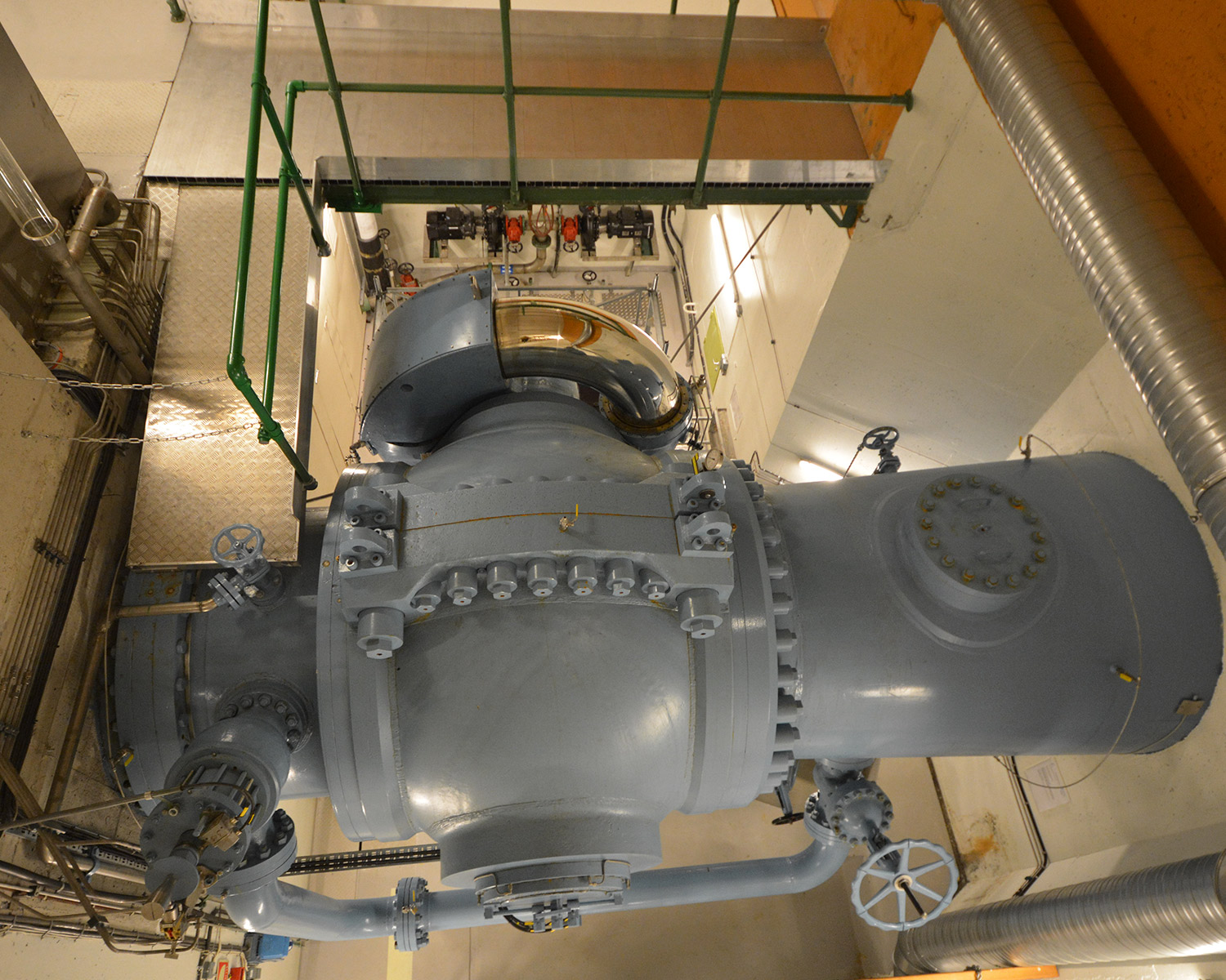 Kuleventil for stenging og åpning av vanntilløpet. 