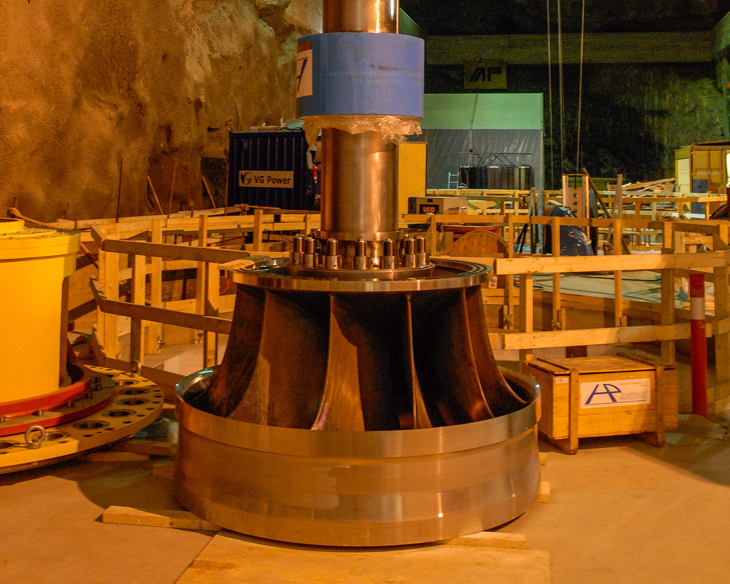 Akslingen til den ene Francis-turbinen ruvet godt inne i fjellhallen.