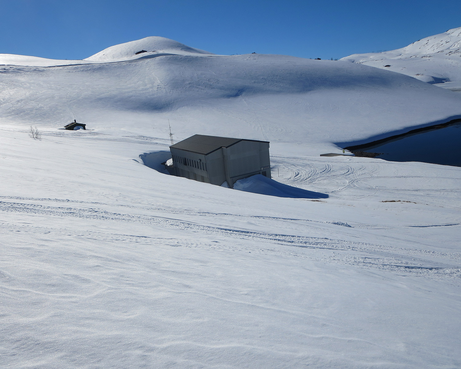 Målset kraftverk ligger i et vakkert, men uveisomt fjellterreng. 