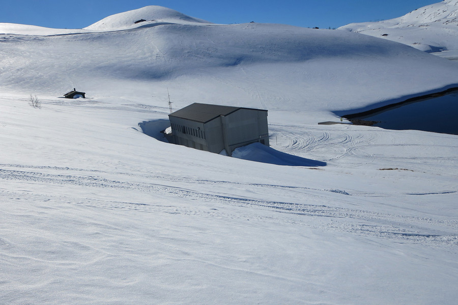 Målset kraftverk ligger i et vakkert, men uveisomt fjellterreng. 