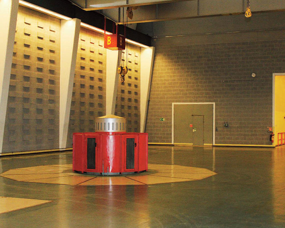 Interi&oslash;rbilde fra maskinsalen med toppen til et av aggregatene synlig over gulvet.