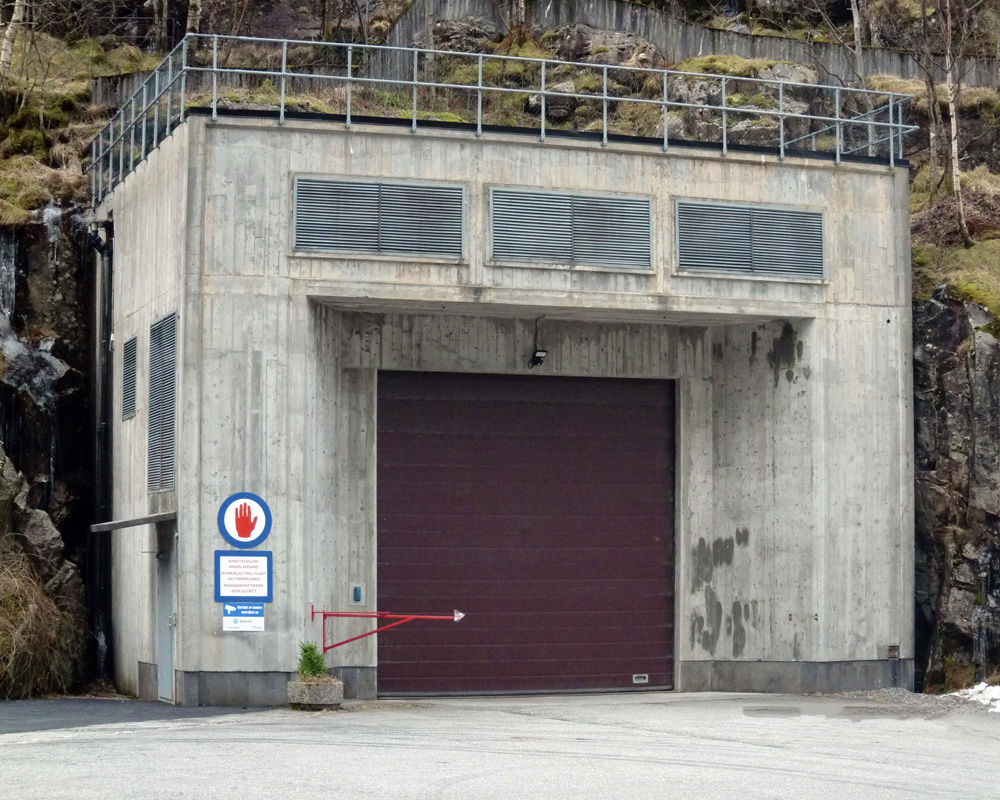 Portalbygget med innkj&oslash;ring til adkomsttunnelen for Mauranger kraftverk.