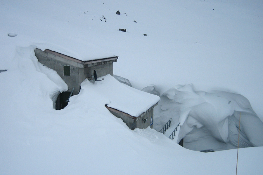 Nedre Bersåvatn kraftstasjon med snø på alle kanter.