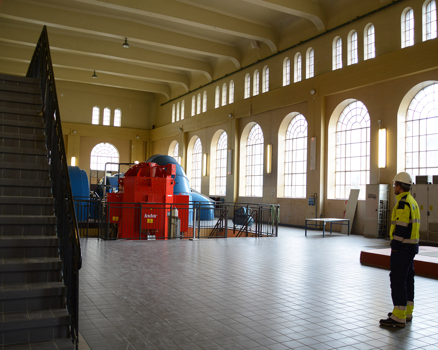 Det nye minikraftverket skiller seg ut sammen med de to gjenværende gamle aggregatene.