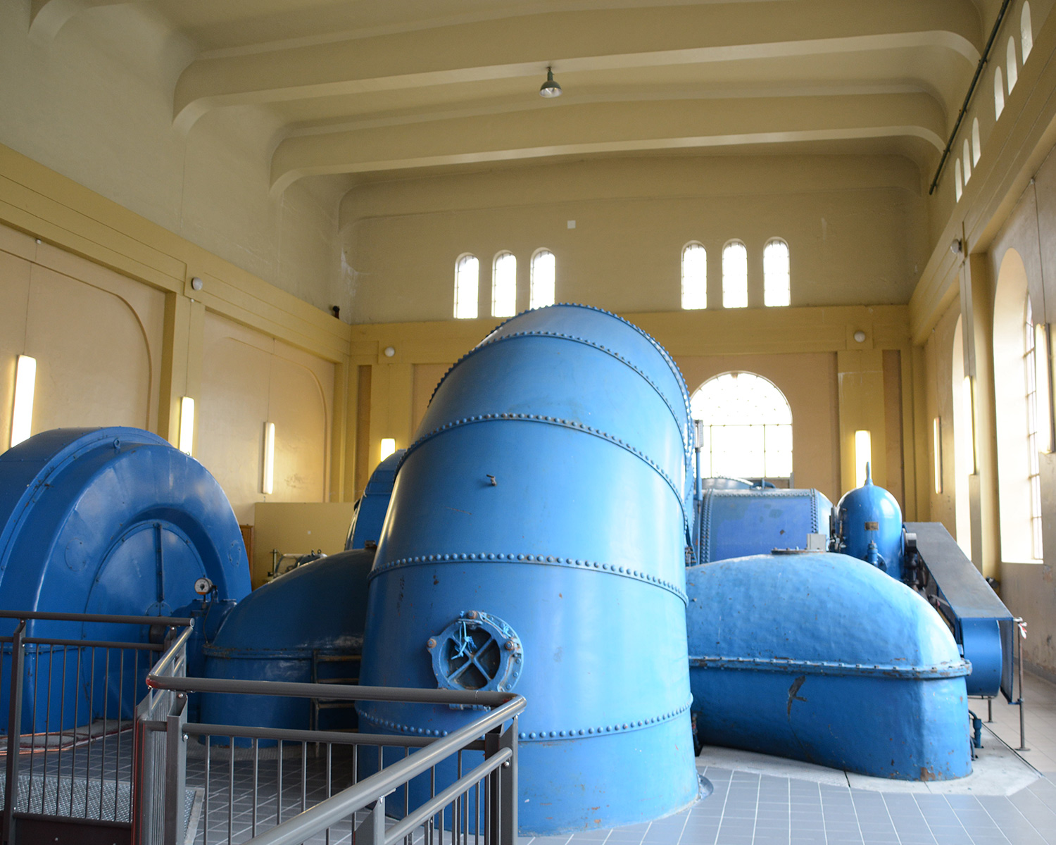 Opprinnelige aggregater i maskinsalen ved Nedre Leirfoss.