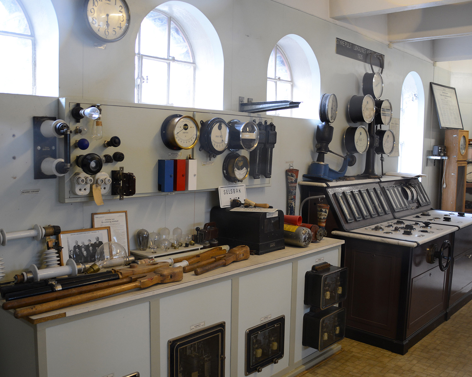 Et rom i kraftstasjonen er tatt i bruk som lager for historisk materiell fra en svunnen tid.