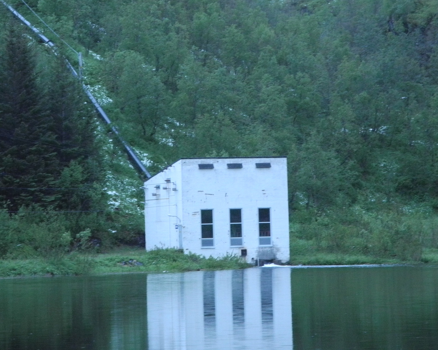 Neverdalsåga kraftverk, nærbilde.