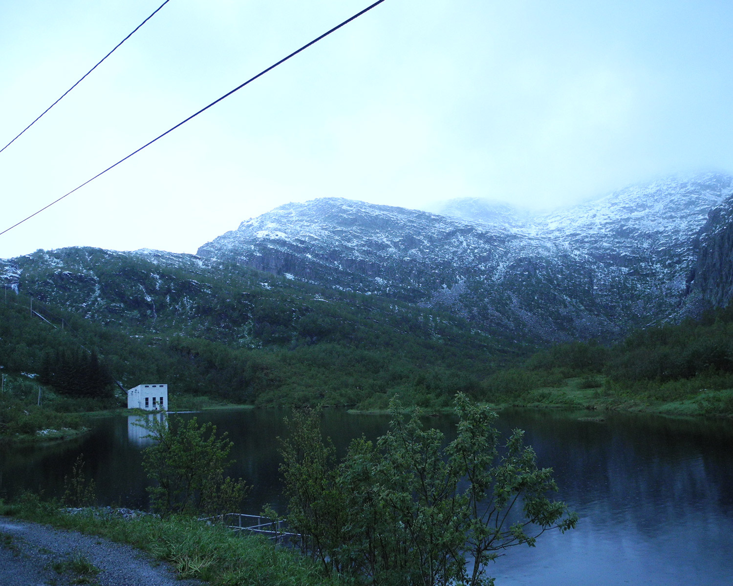 Neverdalsåga kraftverk i naturomgivelser.