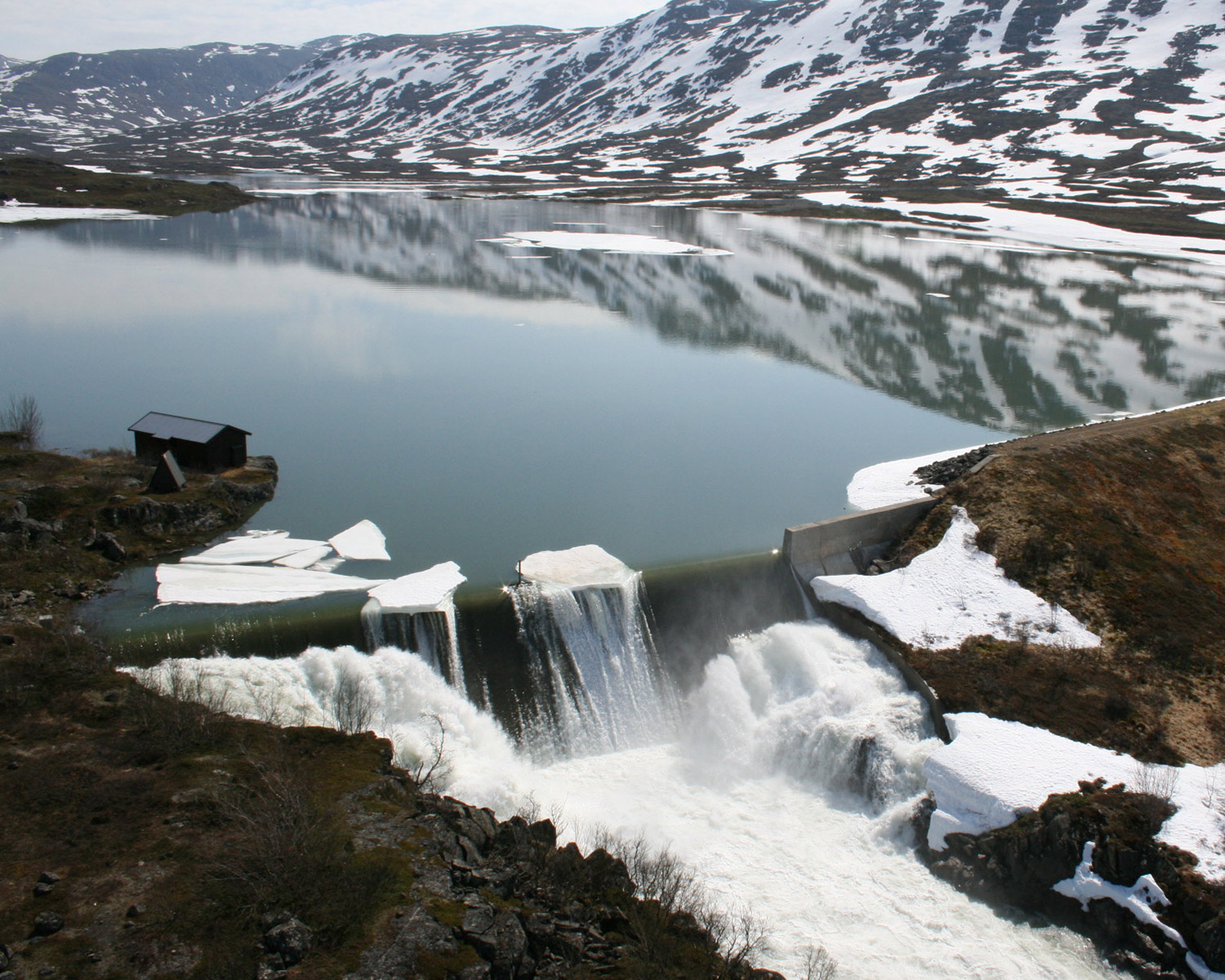 Norddalen dam med snø i omgivelsene.