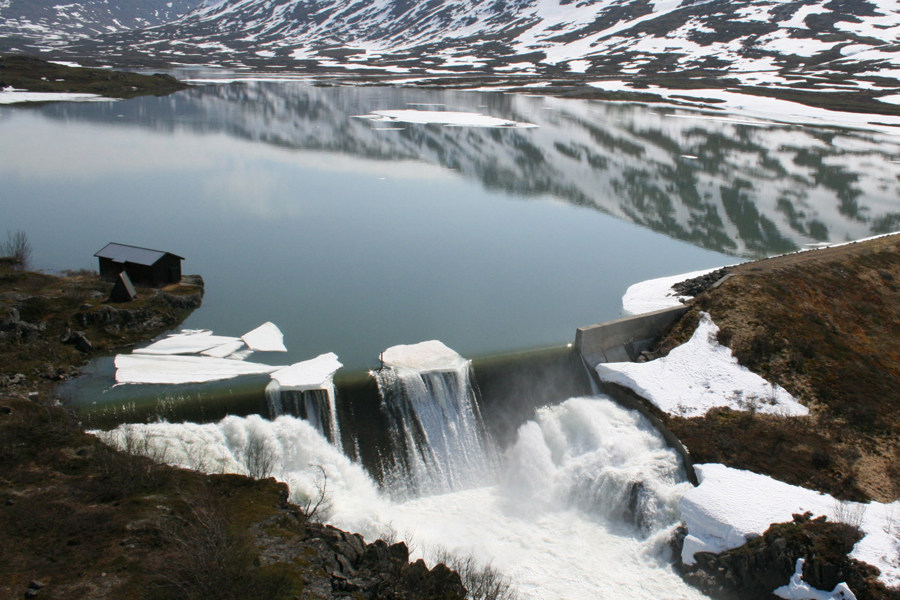 Norddalen dam med snø i omgivelsene.