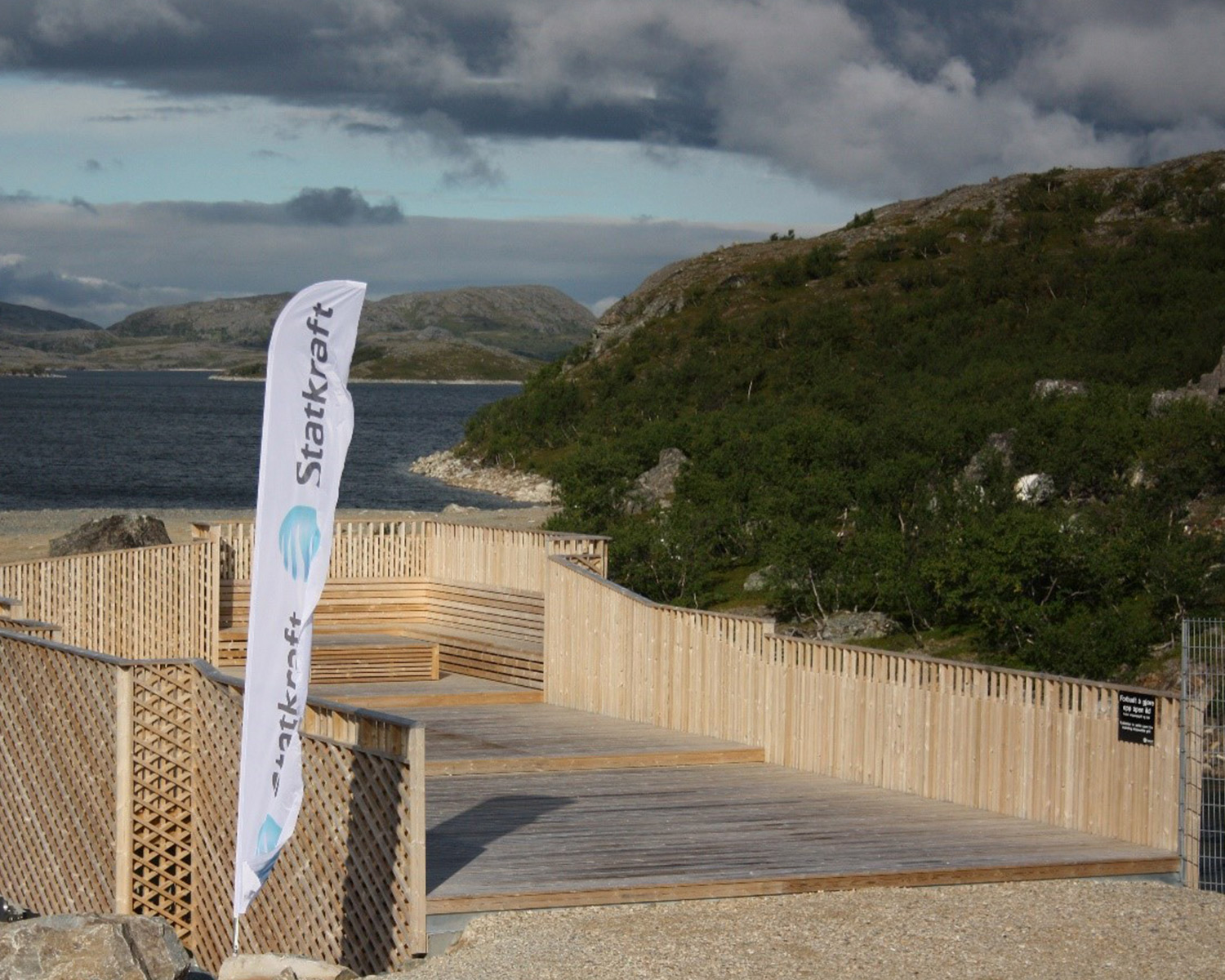 Sitteplasser på taket av Offervann kraftverk.