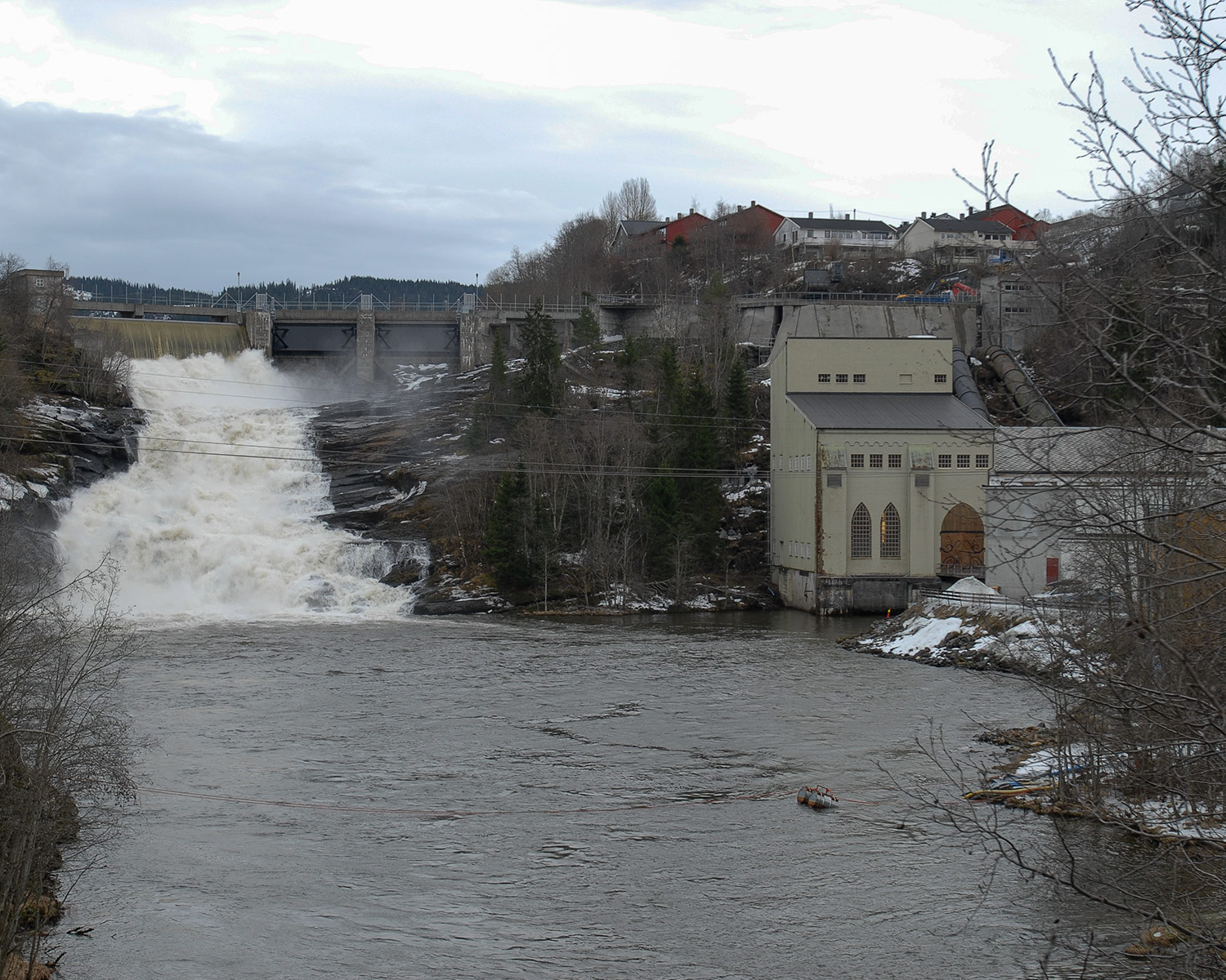 Overløp i Leirfossen nær kraftverket. 