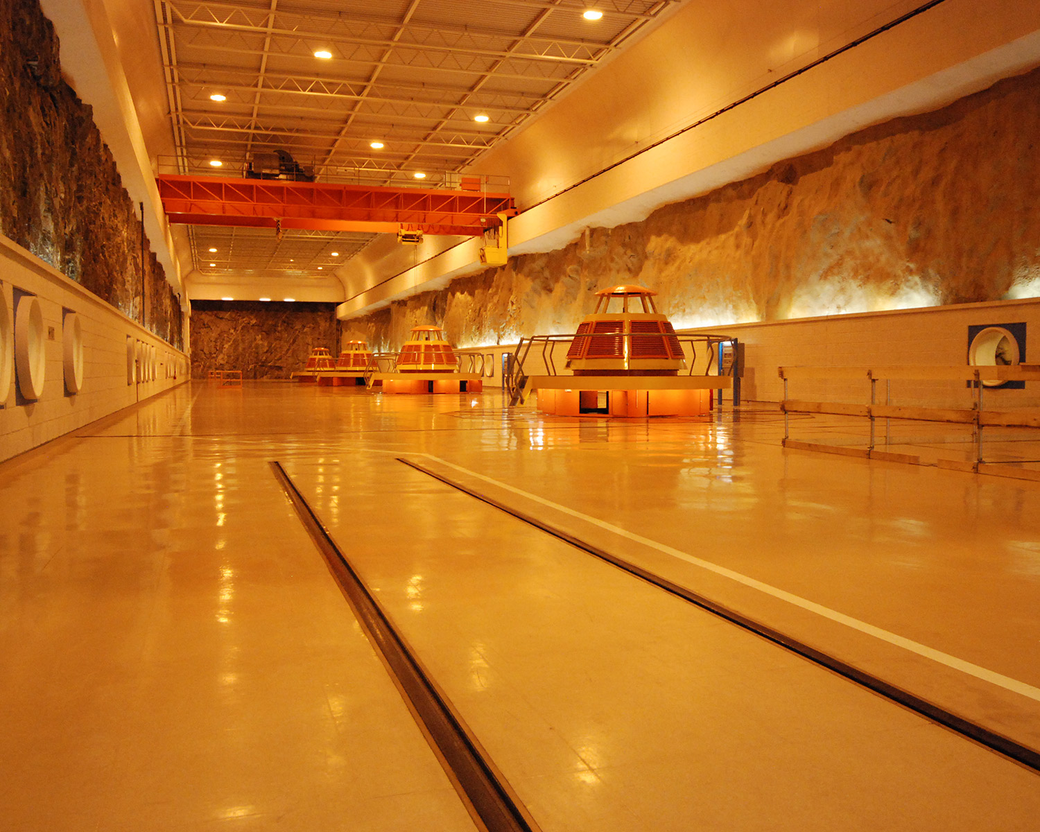 På innsiden av Saurdal kraftstasjon. 