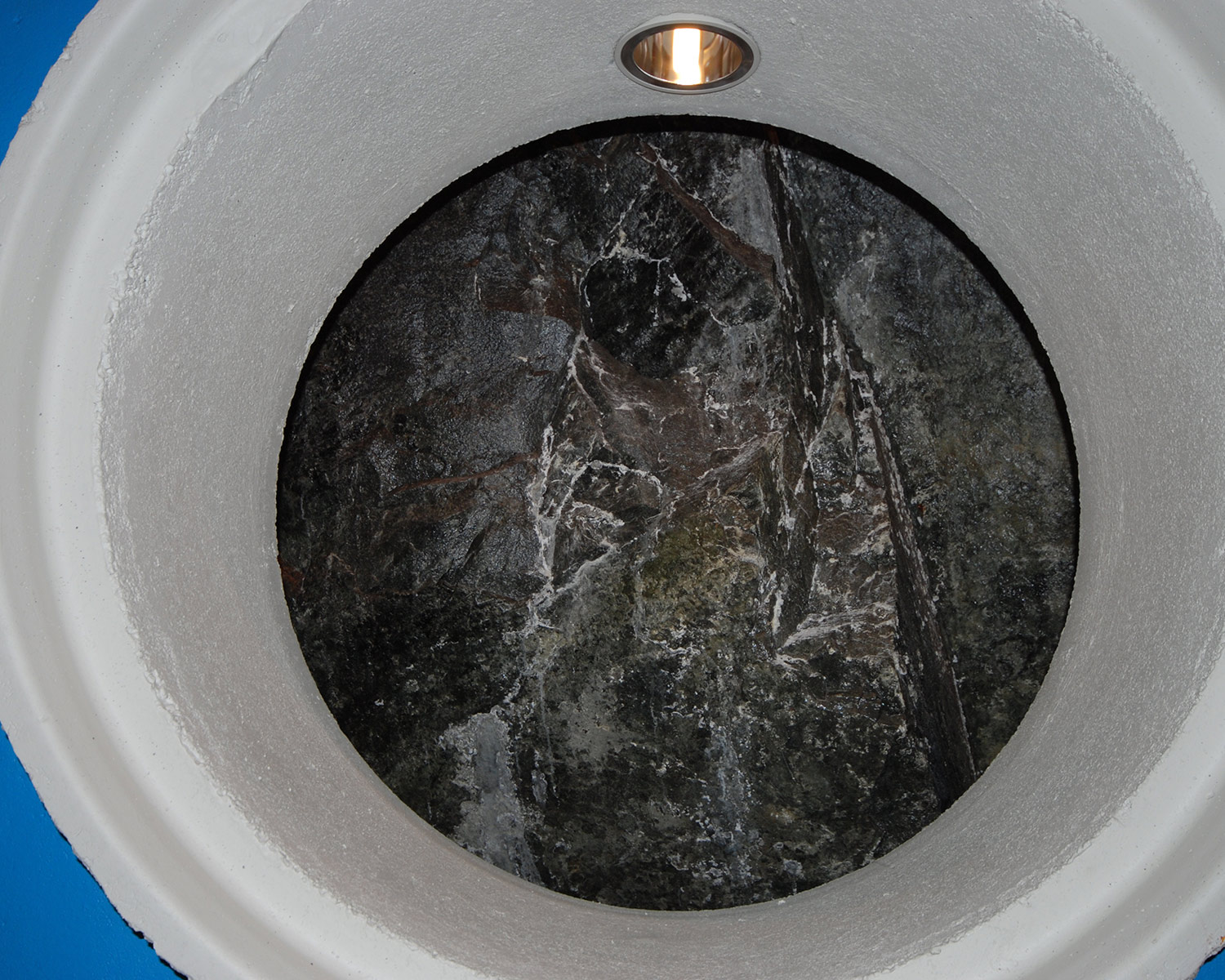 Dekor og lyselementer mot råsprengt fjell inne i maskinsalen.