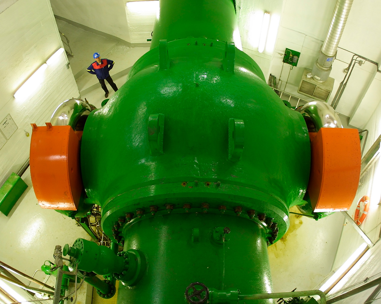 Kuleventil som regulerer vannstrømmen inn i turbinen til Sima kraftverk.