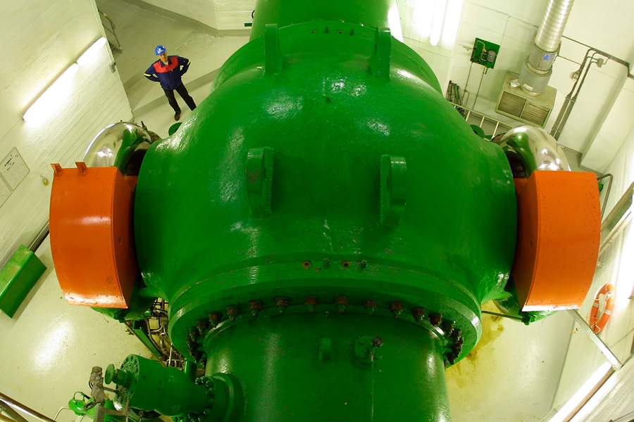 Kuleventil som regulerer vannstrømmen inn i turbinen til Sima kraftverk.