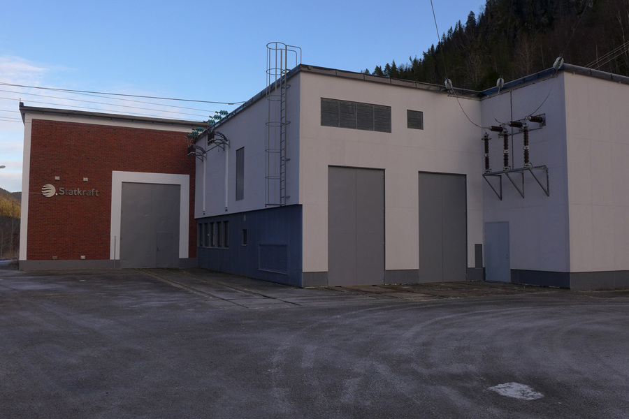 Foran Svorka kraftverk i Surnadal.