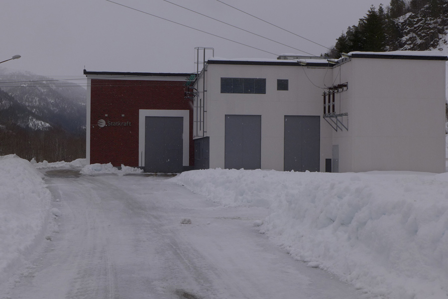 Foran Svorka kraftverk i Surnadal.