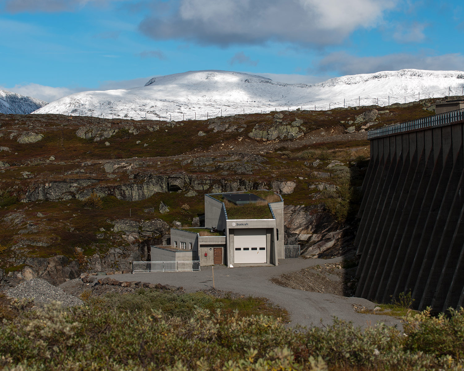 Sylsjø kraftverk på avstand. 