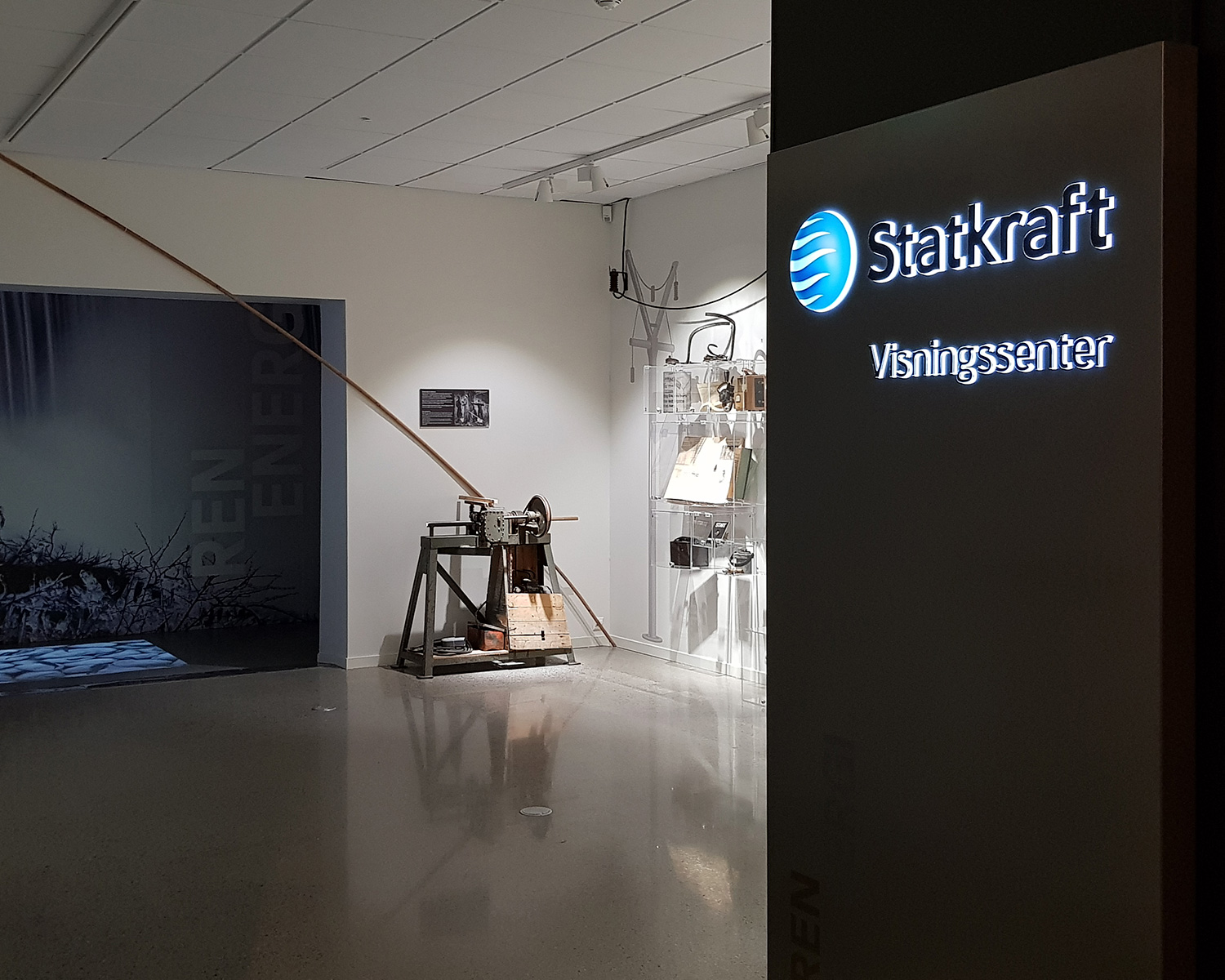 Statkraft-logo og skilt ved visningssenteret på Vest-Telemark museum