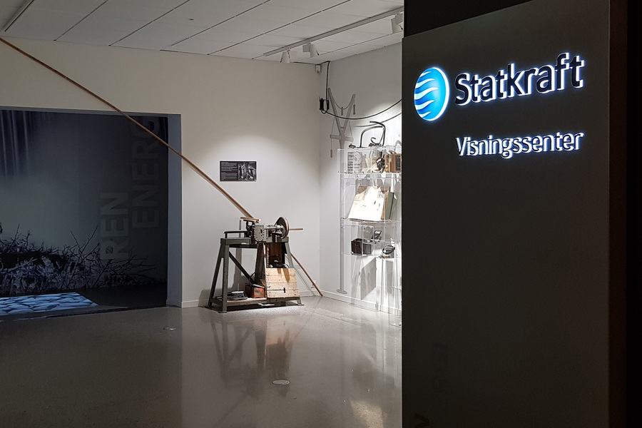 Statkraft-logo og skilt ved visningssenteret på Vest-Telemark museum