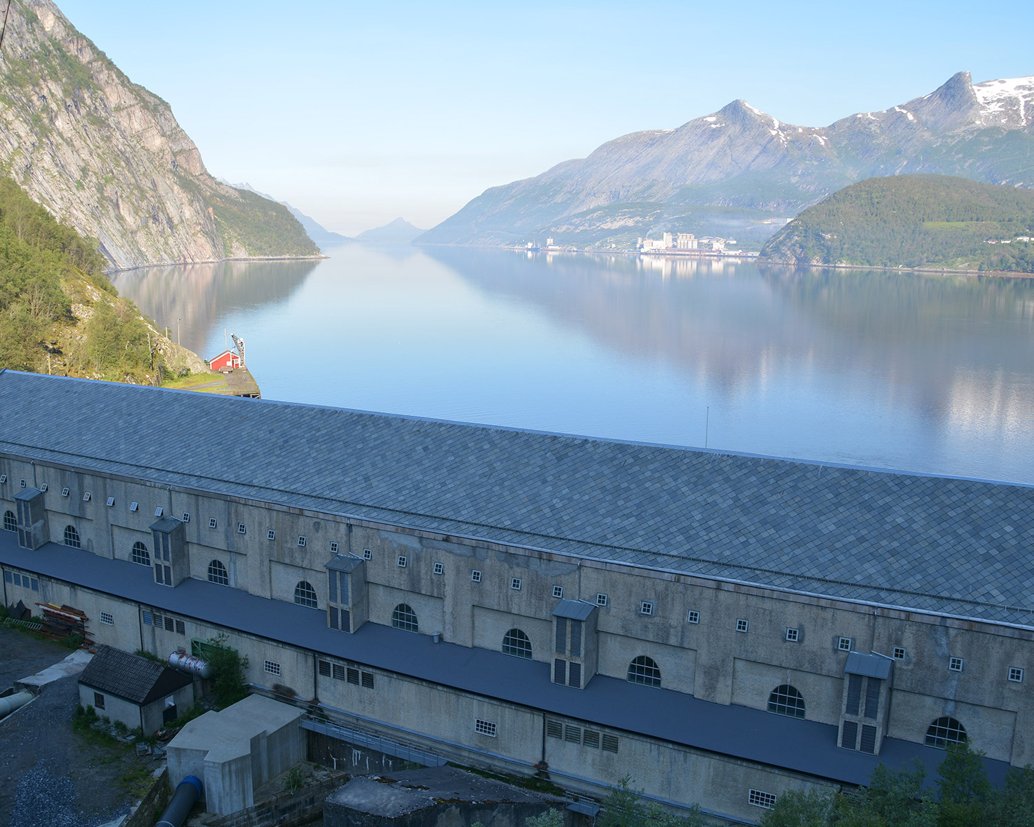 Glomfjord kraftverk med utsikt ut Glomfjorden.
