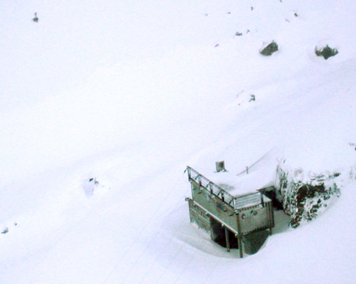 Portalbygget for Jukla kraftverk omringet av snø.
