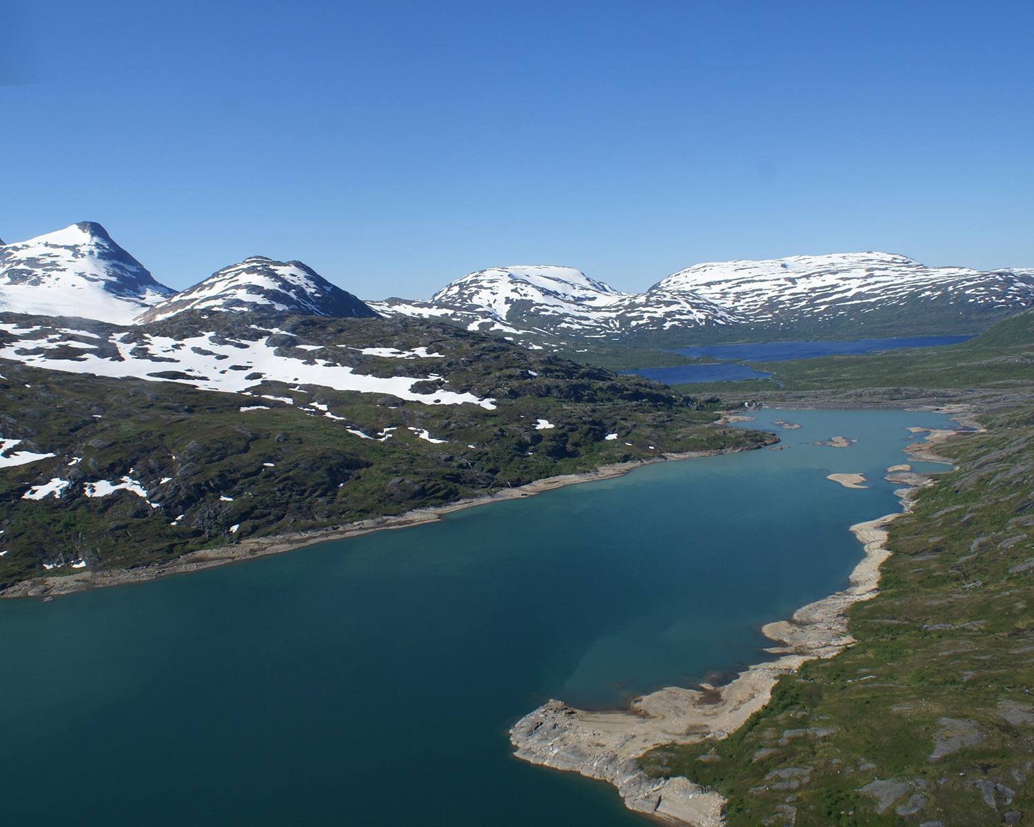 Gressvatn inntaksmagasin med Kjensvatn i bakgrunnen. 